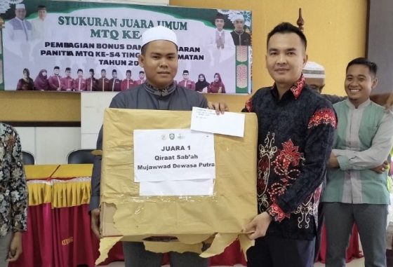 Camat MB Ketapang Eddy Hidayat saat menyerahkan binus dan hadiah untuk juara 1 MTQ di Parenggean lalu.