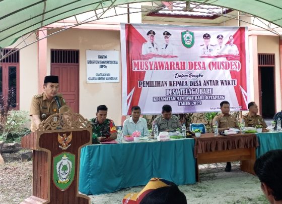 Camat MB Ketapang, Kotim, Eddy Hidayat Setiadi memberikan sambutan saat Musdes dalam rangka pemilihan Kades PAW Telaga Baru, Senin 27 November 2023