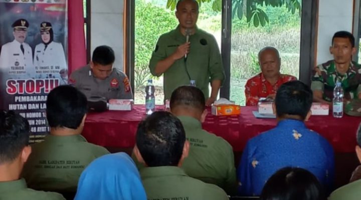 DLHK Seruyan tingkatkan kesadaran masyarakat peduli lingkungan di Kecamatan Batu Ampar, Kamis 2 November 2023.