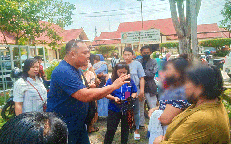 Setor Rp500 Ribu Dijanjikan Jadi Penerima Bantuan UMKM, Ratusan Warga Geruduk Disperindagkop Palangka Raya