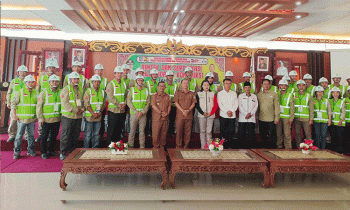 Foto bersama antara Asisten III Murung Raya Batara, Kadis PUPR Murung Raya Paulus Manginte seluruh peserta, narasumber dan tamu undangan lainnya di aula Cahai Ondhui Tingang, Senin, 27 November 2023.