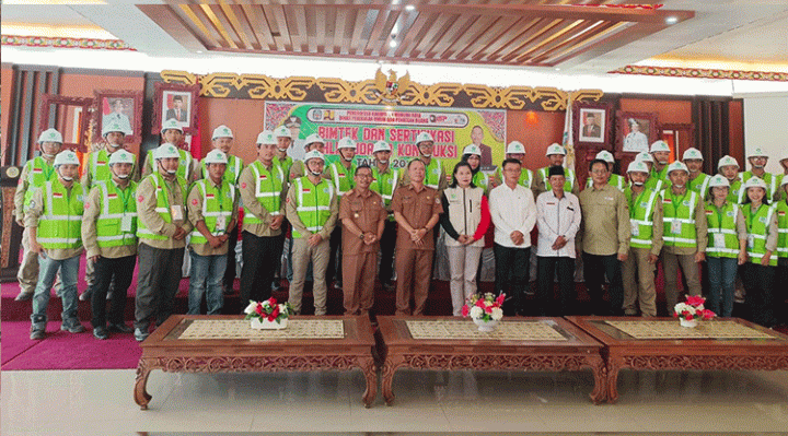 Foto bersama antara Asisten III Murung Raya Batara, Kadis PUPR Murung Raya Paulus Manginte seluruh peserta, narasumber dan tamu undangan lainnya di aula Cahai Ondhui Tingang, Senin, 27 November 2023.