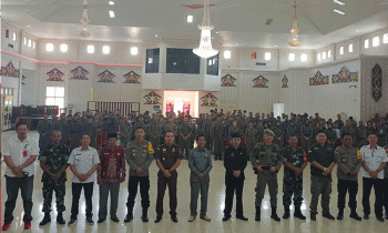 Foto bersama antara seluruh peserta yang mengikuti pelatihan, Plt. Sekrestaris Daerah (Sekda) Murung Raya Serampang (baju hitam) serta tamu undangan lainnya.