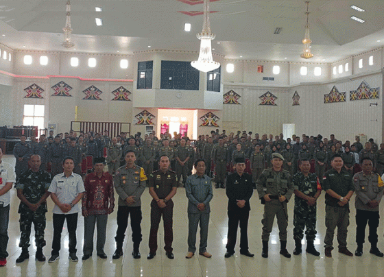 Foto bersama antara seluruh peserta yang mengikuti pelatihan, Plt. Sekrestaris Daerah (Sekda) Murung Raya Serampang (baju hitam) serta tamu undangan lainnya.