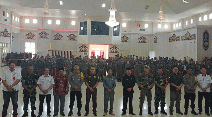 Foto bersama antara seluruh peserta yang mengikuti pelatihan, Plt. Sekrestaris Daerah (Sekda) Murung Raya Serampang (baju hitam) serta tamu undangan lainnya.