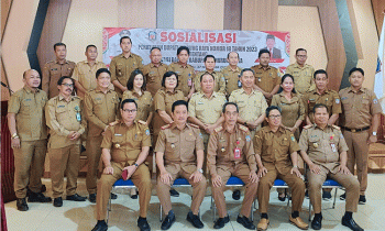 Foto bersama seluruh peserta sosualisasi di aula Bappedalitbang, Senin, 27 November 2023.