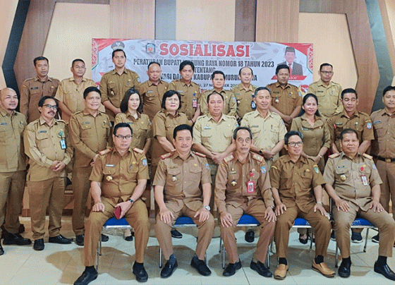 Foto bersama seluruh peserta sosualisasi di aula Bappedalitbang, Senin, 27 November 2023.