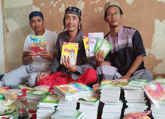 Foto dari kiri ke kanan, anggota Komunitas Sepeda Kotim Slamet Djitu Saputra, Hakam Mabruri, dan Ustaz Abdul Khair.