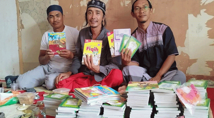 Foto dari kiri ke kanan, anggota Komunitas Sepeda Kotim Slamet Djitu Saputra, Hakam Mabruri, dan Ustaz Abdul Khair.