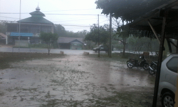 Hujan deras mengguyur Kota Kasongan, Kamis, 16 November 2023.