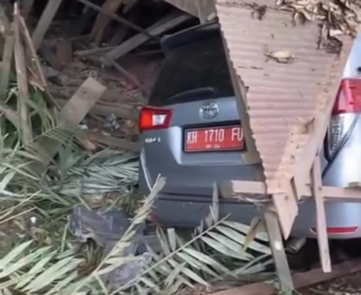 Seruduk Teras Rumah Warga, Kepala Dinas Dapat Jahitan di Wajah hingga Telinga