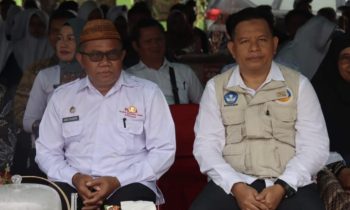 Kadis Pendidikan Seruyan Rusdi Hidayat mendampingi Asisten 1 Setda Seruyan pada HUT ke 39 SMA Negeri 1 Kuala Pembuang.