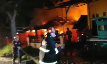 Kebakaran di Jalan H. Imran, Ketapang, Sampit ditaksir menyebabkan kerugian hingga Rp 500 juta, Selasa 31 Oktober 2023.