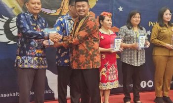 Kepala Dinas Pendidikan Kabupaten Seruyan Rusdi Hidayat, mewakili Penjabat Bupati Seruyan Djainuddin Noor menerima penghargaan di Palangka Raya.