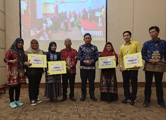 Kepala Disdik Seruyan, Rusdi Hidayat foto bersama para guru dan kepala sekolah asal Seruyan yang berhasil meraih prestasi di tingkat Provinsi Kalteng