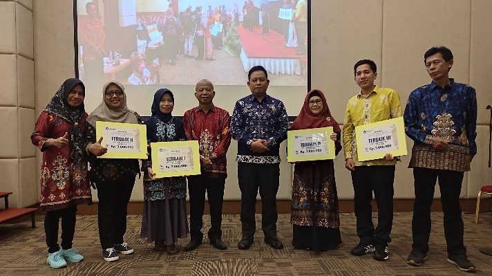 Kepala Disdik Seruyan, Rusdi Hidayat foto bersama para guru dan kepala sekolah asal Seruyan yang berhasil meraih prestasi di tingkat Provinsi Kalteng