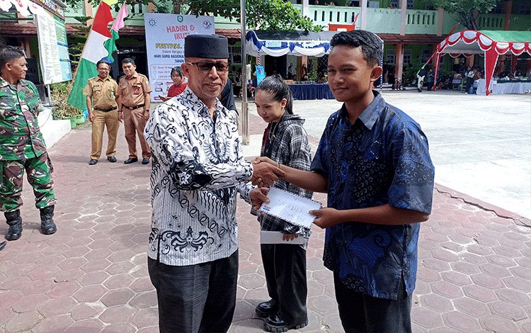 SMPN 2 Sampit Beri Penghargaan Siswa Juara 2 Balap Motor se-Kalteng