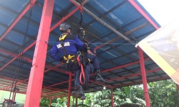 Keterangan foto Petugas Disdamkarmat Kotim saat melakukan latihan evakuasi, Rabu, 15 November 2023.