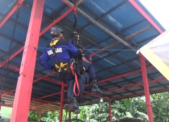 Keterangan foto Petugas Disdamkarmat Kotim saat melakukan latihan evakuasi, Rabu, 15 November 2023.