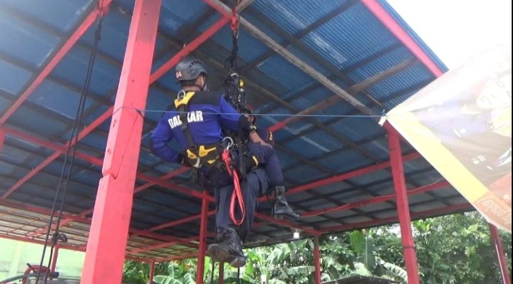 Keterangan foto Petugas Disdamkarmat Kotim saat melakukan latihan evakuasi, Rabu, 15 November 2023.