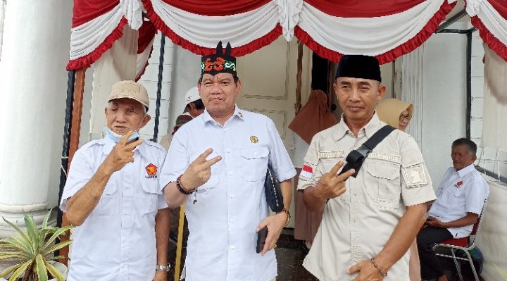 Ketua DPC Gerindra Kotim, Juliansyah tengah didampingi jajarannya.