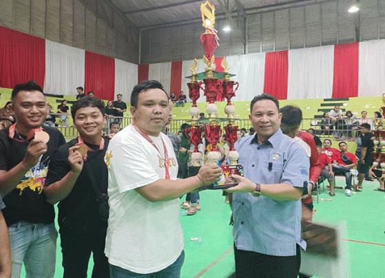 Ketua DPRD Murung Raya (Mura), Dr. Doni, SP, M.Si turut menghadiri penutupan Turnamen Bola Voli Bupati Cup 2023
