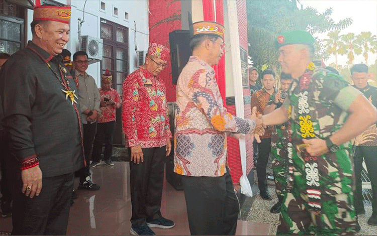 Ketua DPRD Murung Raya Turut Menyambut Kedatangan Dandim 1013 Muara Teweh Baru