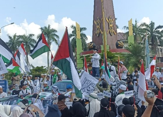 Ketua KNPI Kotim, Achmad Julianto saat menjadi salah satu orator aksi bela Palestina di Bundaran Polres Kotim, Jumat 10 November 2023.