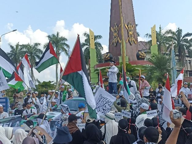 Ribuan Warga Sampit Gelar Aksi Solidaritas Palestina di Bundaran Polres Kotim