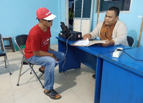 Ketua OC Muscablub DPC Organda Kotim, Endra Rosana kanan sedang membahas sebuah berkas bersama rekannya, Selasa 14 November 2023