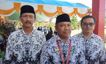 Ketua Panitia Kegiatan HUT ke 78 PGRI dan HGN 2023 PC PGRI Ketapang, Jadi tengah, Sabtu 25 November 2023.