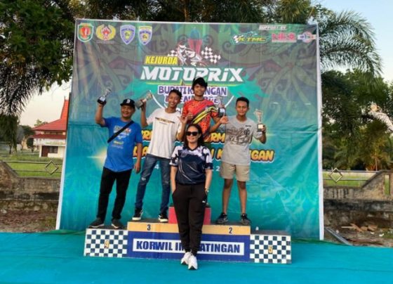 Masih belia, pebalap rookie bernama Satria Ahya Pratama berhasil naik ke podium Kejurda Motoprix Bupati Katingan Open Race, Senin 6 November 2023.