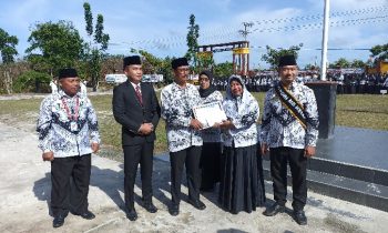 PC PGRI Kecamatan MB Ketapang Berikan Penghargaan kepada Tiga Orang Guru, Sabtu 25 November 2023.