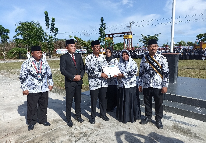 PC PGRI Kecamatan MB Ketapang Berikan Penghargaan kepada Tiga Orang Guru