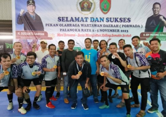 PWI Katingan merayakan kemenangan setelah tim futsal meraih medali emas pada Porwada di Palangka Raya 2 5 November 2023.