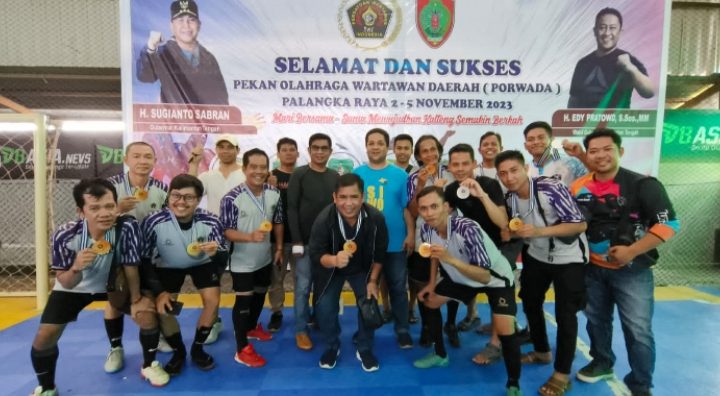 PWI Katingan merayakan kemenangan setelah tim futsal meraih medali emas pada Porwada di Palangka Raya 2 5 November 2023.