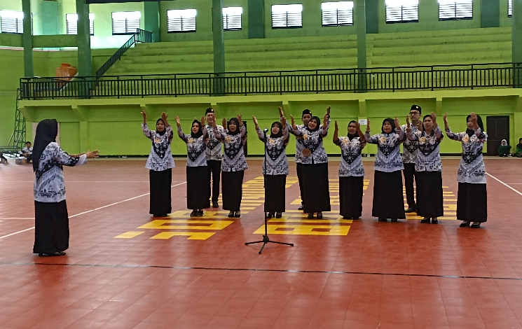 Para Guru di Kecamatan Baamang Tampilkan Paduan Suara Peringati HUT Ke-78 PGRI