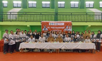 Para guru anggota PC PGRI Baamang, Kotim bersama Plt Kadisdik Kotim, M. Irfansyah, Senin 20 November 2023.