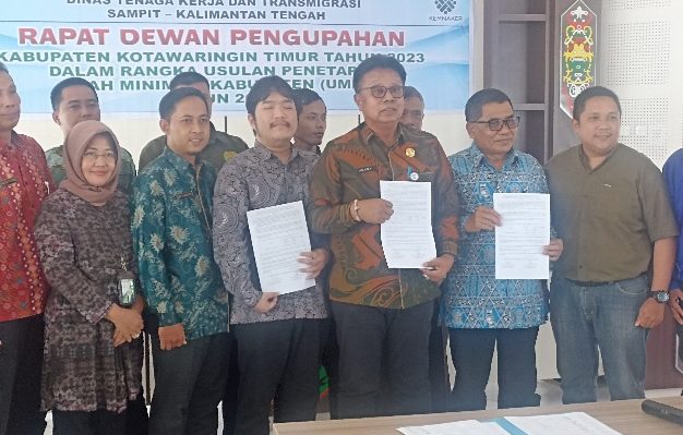 Penandatanganan hasil Rapat Dewan Pengupahan Disnakertrans Kotim tentang Penetapan UMK 2024 di MPP Kotim, Kamis, 24 November 2023.