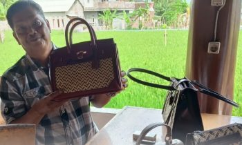 Penjabat Bupati Seruyan, Djainuddin Noor saat melihat  hasil pengolahan kulit di industri pengolahan kulit  Kabupaten Garut.