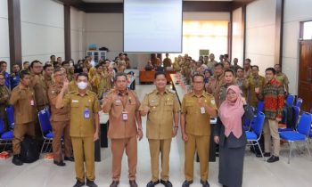 Penjabat (Pj) Bupati Seruyan, Djainuddin Noor, foto bersama saat membuka Sosialisasi SADAYAN.