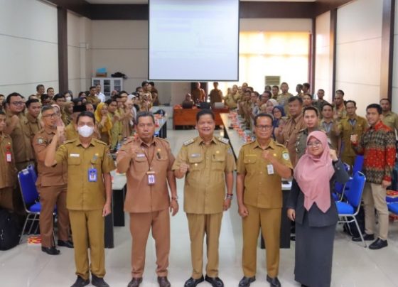 Penjabat (Pj) Bupati Seruyan, Djainuddin Noor, foto bersama saat membuka Sosialisasi SADAYAN.