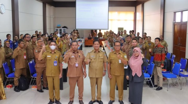 Penjabat (Pj) Bupati Seruyan, Djainuddin Noor, foto bersama saat membuka Sosialisasi SADAYAN.