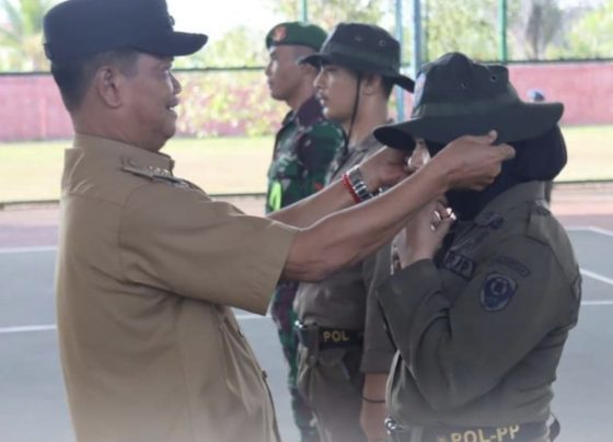 Penjabat (Pj) Bupati Seruyan, Djainuddin Noor, memasangkan topi tanda dimulainya kegiatan pelatihan.