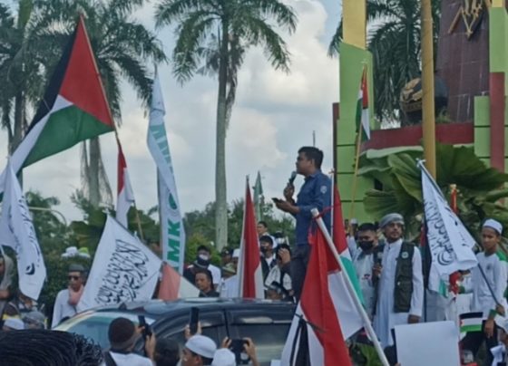 Perwakilan organisasi lintas agama, GAMKI, Andrean baju biru ikut bersuara dalam aksi bela Palestina di Sampit, Jumat 10 November 2023.