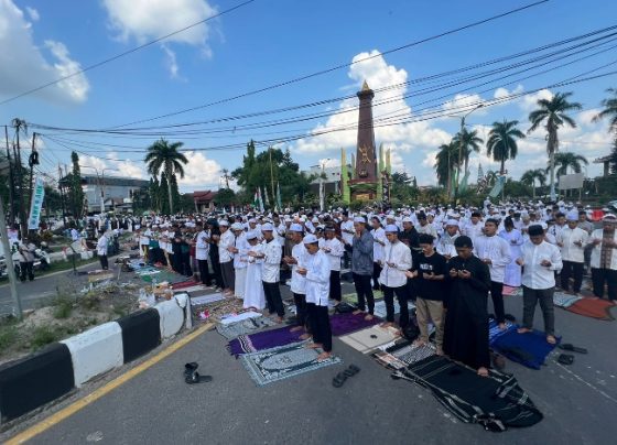 Peserta Aksi Bela Palestina di Sampit Salat Ashar Berjamaah, Jumat 10 November 2023.