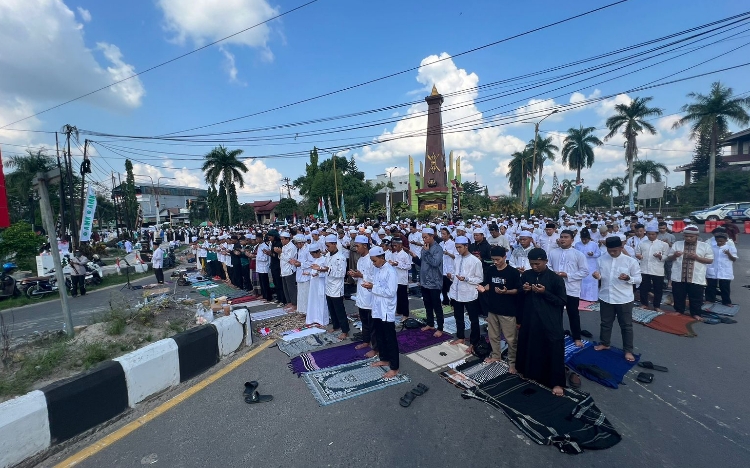 Peserta Aksi Bela Palestina di Sampit Salat Ashar Berjemaah