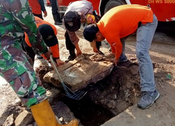 Petugas BPBD, TNI dan Polri menormalisasi sejumlah drainase di Palangka Raya.