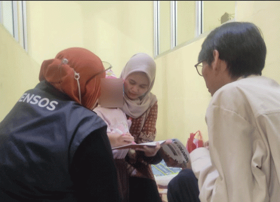 Petugas Balai Besar Pendidikan dan Pelatihan Kesejahteraan Sosial (BBPPKS) Regional IV Kalimantan mengunjungi anak telantar ditemukan di belakang SPBU Jalan Tjilik Riwut Sampit, Senin, 6 November 2023.