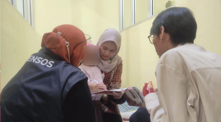 Petugas Balai Besar Pendidikan dan Pelatihan Kesejahteraan Sosial (BBPPKS) Regional IV Kalimantan mengunjungi anak telantar ditemukan di belakang SPBU Jalan Tjilik Riwut Sampit, Senin, 6 November 2023.